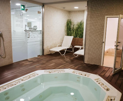 Foto de la piscina de hidromasaje que se encuentra en el spa del Hotel Neptuno.