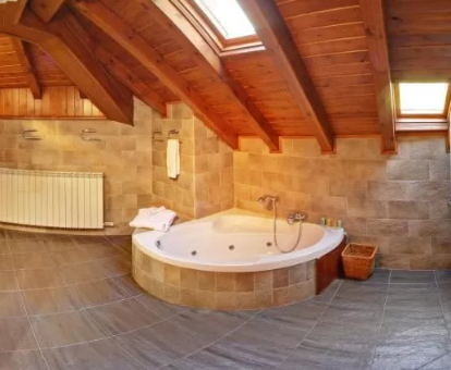 Foto de la bañera de hidromasaje privada que se encuentra en la suite del Hotel Restaurant Castellarnau