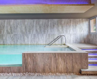 Foto de la piscina cubierta del spa que se encuentra en el Hotel Tarifa Lances
