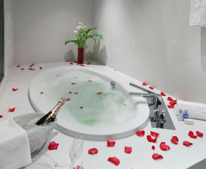 Foto de la bañera de hidromasaje que se encuentra en la Suite Junior de La Finca Resort

