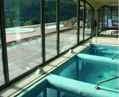 Foto del centro de bienestar con piscinas de hidromasaje y vistas al valle del Parador de Vielha