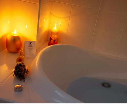 Foto de la bañera de hidromasaje con velas aromáticas del hotel Princesa Galiana
