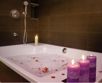 Foto de la bañera de hidromasaje de la habitación Premiere Doble que se encuentra en el Hotel Palau Lo Mirador