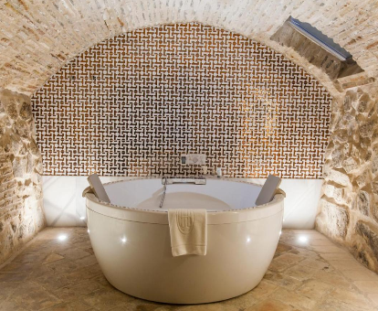 Foto de la bañera de hidromasaje para dos personas del hotel Sercotel Pintor El Greco

