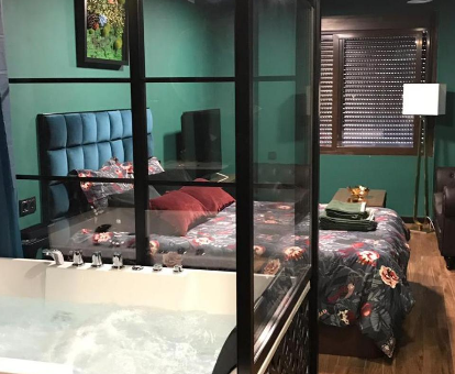 Foto de la habitación doble con bañera de hidromasaje del hotel Sevilla Triana Jacuzzi

