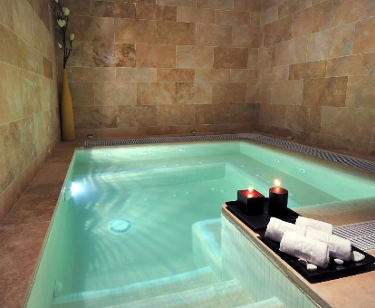 Foto de la piscina cubierta que se encuentra en el hotel Vincci Selección Estrella del Mar
