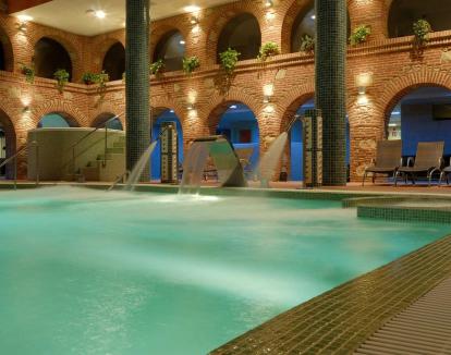 Foto del spa de estilo medieval con piscina de hidroterapia.