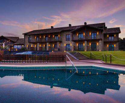 Precioso edificio de este hotel con amplias zonas exteriores y gran piscina al aire libre.