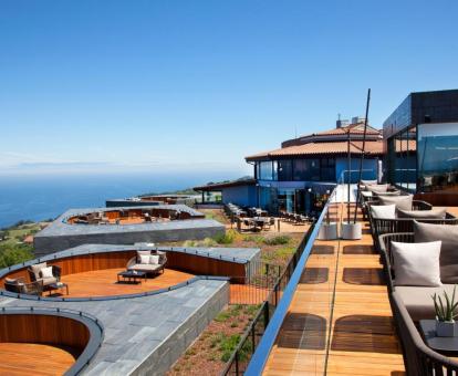 Espectacular terraza con zonas de estar y fabulosas vistas de este elegante hotel.
