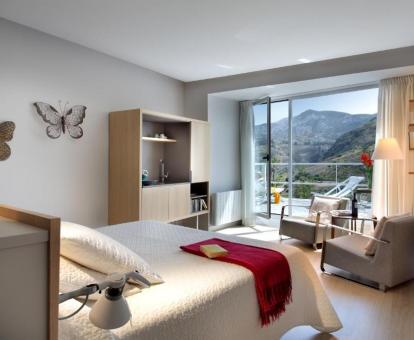 Una de las preciosas habitaciones dobles con terraza y vistas a las montañas de este hotel.