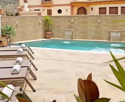 Terraza solarium con piscina y chorros de hidroterapia de este hotel con encanto.