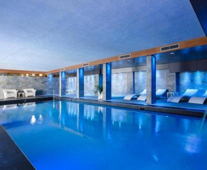 Gran piscina de hidroterapia del centro de bienestar de este hotel con encanto.