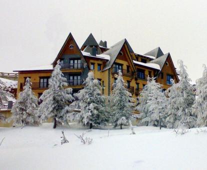 Hermoso edificio rodeado de un bello paisaje nevado de este complejo de apartamentos.