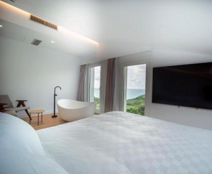 Una de las habitaciones amplias con bañera y vistas al mar de este hotel con encanto.