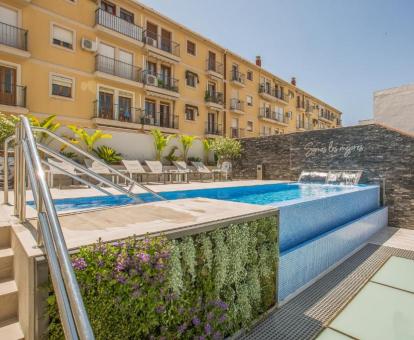 Edificio de este hotel con encanto con piscina exterior y solarium.