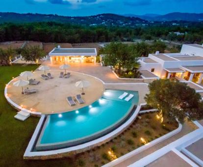 Vista aérea de este precioso hotel rural con piscina y zonas exteriores.