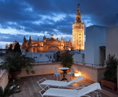Terraza con fabulosas vistas a la catedral de Sevilla de este hotel.
