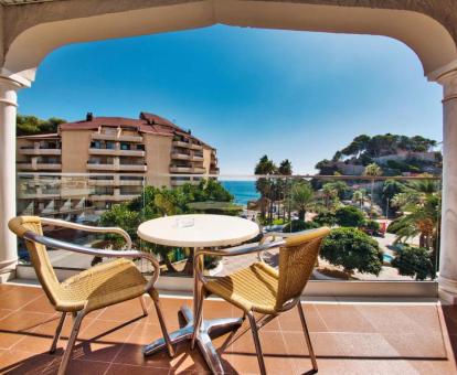 Balcón con mobiliario y vistas al mar de una de las habitaciones de este hotel con encanto.