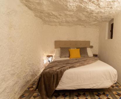 Dormitorio de una de las acogedoras habitaciones con jacuzzi privado del hotel.