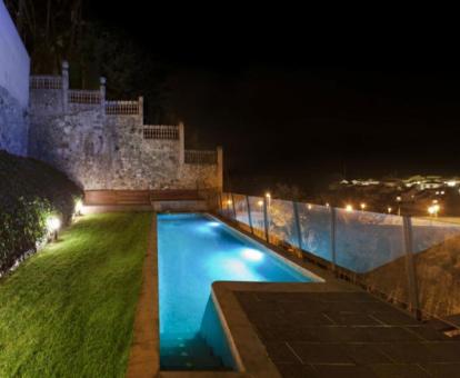 Amplia zona exterior con piscina y vistas de este coqueto hotel rural solo para adultos.
