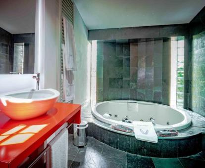 Baño con un amplio jacuzzi privado en una de las suites del hotel.