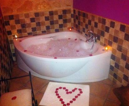 Romántica bañera de hidromasaje privada de la Suite Deluxe del hotel.