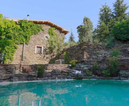 Precioso chalet independiente con una amplia piscina en un bello entorno natural.