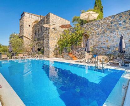 Precioso castillo que alberga este hotel con encanto con piscina exterior