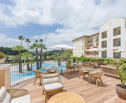 Zona exterior con piscinas y mobiliario de este hotel con encanto rodeado de naturaleza.