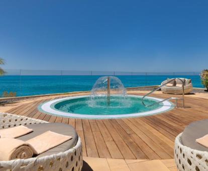 Solarium con fabulosas vistas al mar y piscina de este hotel con encanto.