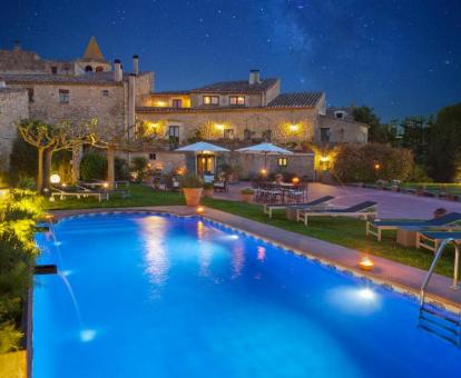Hermoso hotel con encanto con gran piscina al aire libre.