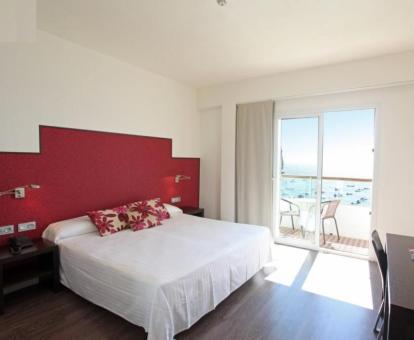 Una de las acogedoras habitaciones dobles con terraza y vistas al mar del hotel.