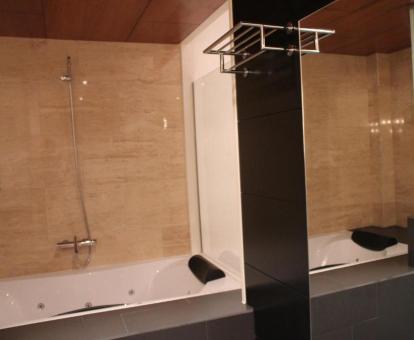 Baño con bañera de hidromasaje privada de la habitación doble superior del hotel.