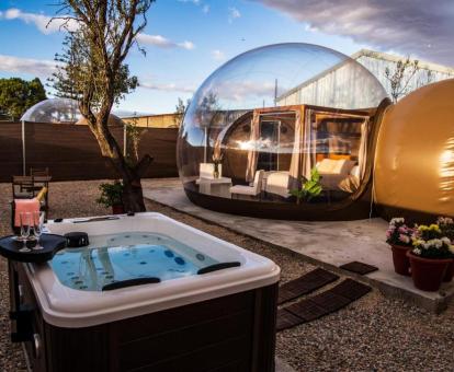 Una de las burbujas del alojamiento con jacuzzi privado al aire libre y parcela privada.