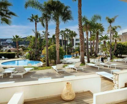 Zonas exteriores con solarium, piscinas y jardines de este hotel con encanto.