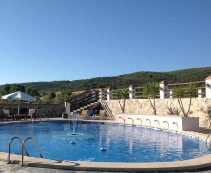 Amplia piscina con vistas a la naturaleza de este hotel rural.