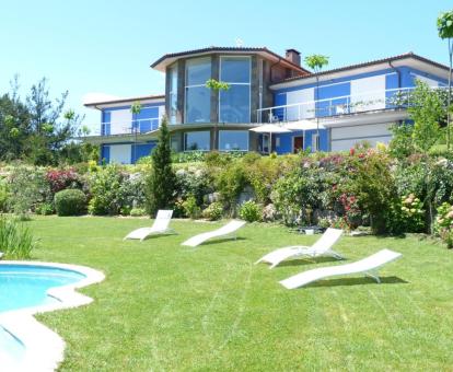 Edificio de este hotel con encanto con amplios jardines y piscina al aire libre.