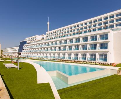 Fabuloso hotel con encanto con amplias zonas exteriores y piscinas.