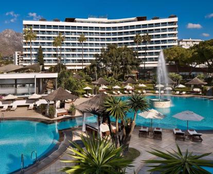 Fabuloso hotel con encanto con grandes piscinas y zonas exteriores.