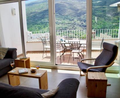 Sala de estar con amplios ventanales y terraza con hermosas vistas de esta casa independiente.