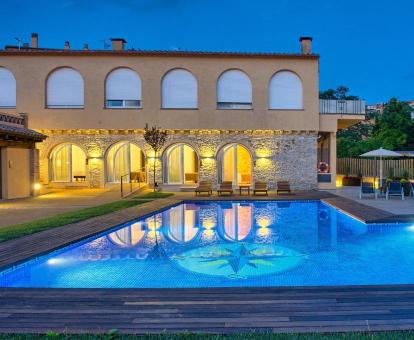 Edificio de este precioso hotel con encanto con amplia piscina al aire libre.