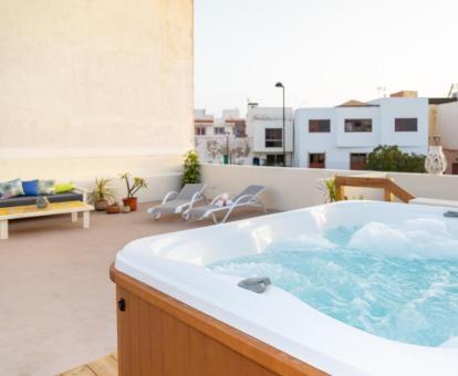 Agradable terraza solarium con jacuzzi al aire libre de este hotel con encanto.