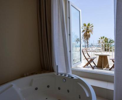 Jacuzzi privado con vistas al mar de una de las coquetas habitaciones del hotel.