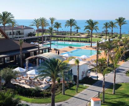 Amplias zonas exteriores con jardines y piscinas de este hotel con encanto.