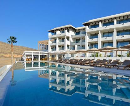 Edificio de este hotel con encanton con gran piscina y solarium.