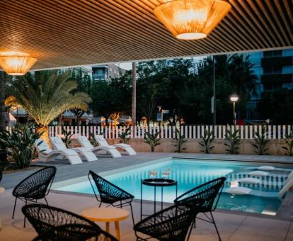 Agradable terraza con mobiliario y piscina al aire libre de este hotel boutique.