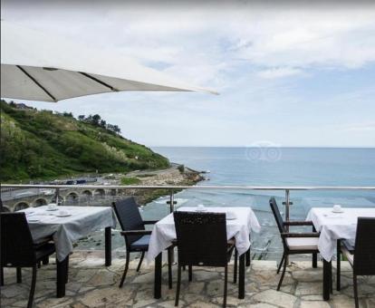Terraza comedor con hermosas vistas al mar de este hotel con encanto.