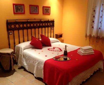 Una de las acogedoras habitaciones con decoración romántica de este hotel con encanto.