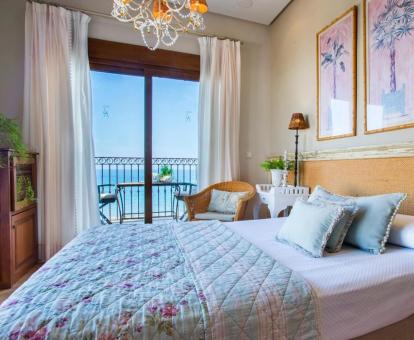 Una de las acogedoras habitaciones con terraza privada y vistas al mar del hotel.