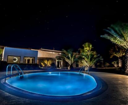 Foto nocturna de este coqueto hotel rural con piscina.